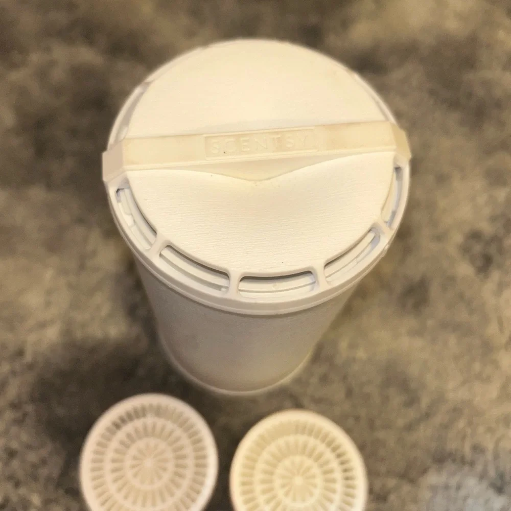 Scentsy Go Solid White Portable Diffuser With Pods